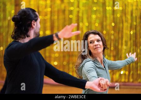 Annabel Croft e Graziano di prima durante le prove in uno studio di danza di Londra prima dell'apertura del tour dal vivo Strictly come Dancing nel Regno Unito, che inizia il suo tour di 30 date il 19 gennaio. Data foto: Mercoledì 10 gennaio 2024. Foto Stock