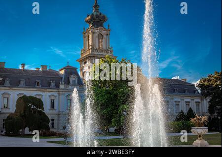 La fontana del Palazzo Festetics, situata a Keszthely, Zala, Ungheria. Foto Stock