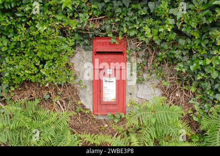 Cassetta per lettere rossa vecchio stile per montaggio a parete, Penberth, Cornovaglia, Regno Unito - John Gollop Foto Stock