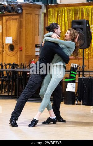 Annabel Croft e Graziano di prima durante le prove in uno studio di danza di Londra prima dell'apertura del tour dal vivo Strictly come Dancing nel Regno Unito, che inizia il suo tour di 30 date il 19 gennaio. Data foto: Mercoledì 10 gennaio 2024. Foto Stock