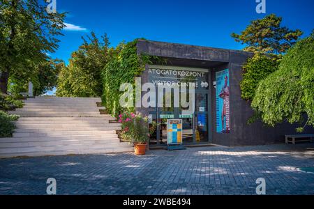 Centro visitatori nel parco verde accanto al famoso monastero benedettino di Tihany, il lago Balaton Foto Stock