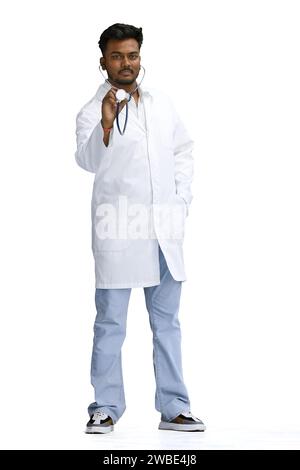 Medico di sesso maschile, su sfondo bianco, a tutta lunghezza, con stetoscopio Foto Stock