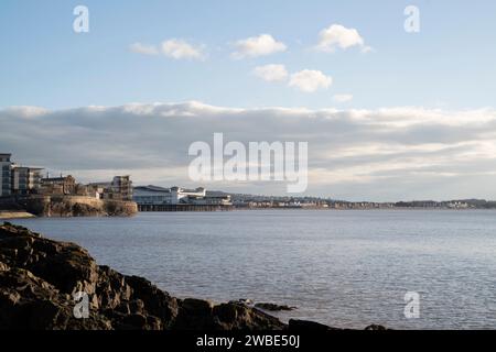 Vista generale sulla spiaggia e sulla baia di Weston-super-Mare, nel Somerset settentrionale con l'alta marea. Foto Stock