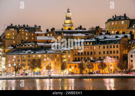 Chiesa di Santa Maria Maddalena, Stoccolma Svezia, dietro il paesaggio urbano di Sodermalm, in inverno di notte Foto Stock