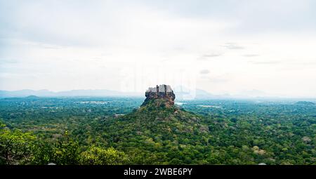 Sigiriya, Sri Lanka. Lion's Rock dal monte Pidurangala. Fortezza, tempio e monumento. Vista panoramica su uno splendido paesaggio. Sito patrimonio mondiale dell'umanità. Foto Stock