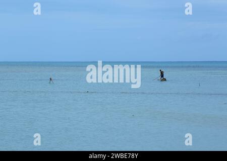 Fisherman pesca da solo nella provincia settentrionale dello Sri Lanka, nel distretto di Jaffna, con una splendida vista sulla costa Foto Stock