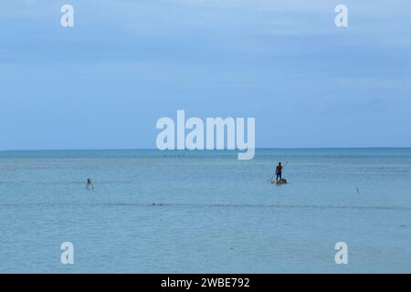 Fisherman pesca da solo nella provincia settentrionale dello Sri Lanka, nel distretto di Jaffna, con una splendida vista sulla costa Foto Stock