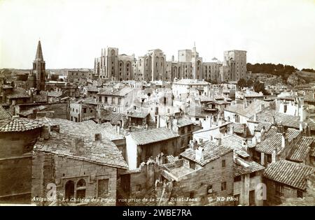 Vista panoramica o panoramica sul Palais des Papes, il Palazzo dei Papi, i tetti e la città vecchia o il quartiere storico di Avignone, Vaucluse, Francia c1900. Fotografia vintage o storica in bianco e nero o monocromatica. Foto Stock