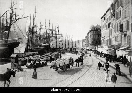 Vecchie barche o navi da carico in legno, barili in legno, banchine e banchine sul Quayside, Quay du Port, Old Port o Vieux Port, Marsiglia, Francia c1890. Foto d'epoca o storica in bianco e nero o monocromatica. Foto Stock