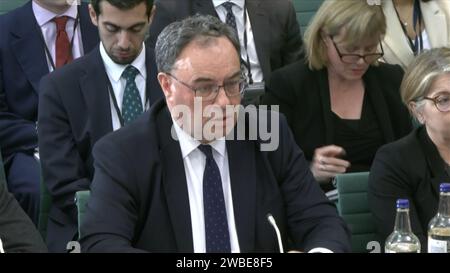 Cattura dello schermo dalla TV del Parlamento del Governatore della Banca d'Inghilterra Andrew Bailey parlando al Treasury Select Committee presso la Houses of Parliament di Londra, sulla minaccia alla stabilità finanziaria rappresentata dall'aumento dei tassi di interesse. Data foto: Mercoledì 10 gennaio 2024. Foto Stock