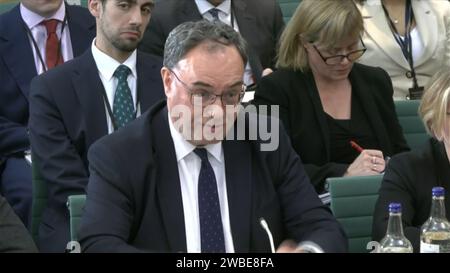 Cattura dello schermo dalla TV del Parlamento del Governatore della Banca d'Inghilterra Andrew Bailey parlando al Treasury Select Committee presso la Houses of Parliament di Londra, sulla minaccia alla stabilità finanziaria rappresentata dall'aumento dei tassi di interesse. Data foto: Mercoledì 10 gennaio 2024. Foto Stock