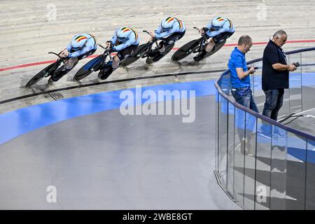 Apeldoorn, Paesi Bassi. 10 gennaio 2024. Belga Sara Maes, belga Marith Vanhove, belga Febe Jooris e belga Katrijn De Clercq raffigurati in azione durante la qualificazione dell'evento Women's Team Pursuit, ai Campionati europei UEC Track Elite 2024, ad Apeldoorn, Paesi Bassi, mercoledì 10 gennaio 2024. I Campionati europei si svolgono dal 10 al 14 gennaio. BELGA PHOTO DIRK WAEM Credit: Belga News Agency/Alamy Live News Foto Stock