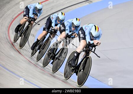 Apeldoorn, Paesi Bassi. 10 gennaio 2024. Belga Sara Maes, belga Marith Vanhove, belga Febe Jooris e belga Katrijn De Clercq raffigurati in azione durante la qualificazione dell'evento Women's Team Pursuit, ai Campionati europei UEC Track Elite 2024, ad Apeldoorn, Paesi Bassi, mercoledì 10 gennaio 2024. I Campionati europei si svolgono dal 10 al 14 gennaio. BELGA PHOTO DIRK WAEM Credit: Belga News Agency/Alamy Live News Foto Stock