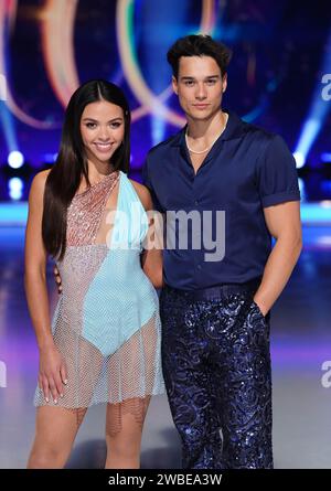 Vanessa Bauer e Miles Nazaire durante il lancio della stampa per la prossima serie di Dancing on Ice, ai Bovingdon Studios di Hemel Hempstead, Hertfordshire. Data foto: Mercoledì 10 gennaio 2024. Foto Stock