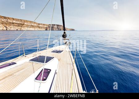 Lo yacht è in movimento lungo la costa Foto Stock