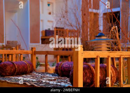 Cortile tradizionale dell'hotel Shaarbaf. Yazd, Iran. Splendido hotel risalente all'era Qajar (1925-1789), 200 anni o più Foto Stock