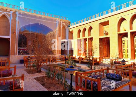 Cortile tradizionale dell'hotel Shaarbaf. Yazd, Iran. Splendido hotel risalente all'era Qajar (1925-1789), 200 anni o più. Foto Stock