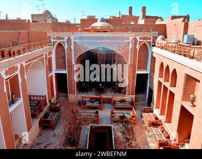 Cortile tradizionale dell'hotel Shaarbaf. Yazd, Iran. Splendido hotel risalente all'era Qajar (1925-1789), 200 anni o più. Foto Stock