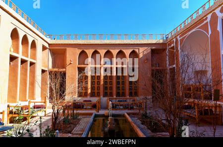 Cortile tradizionale dell'hotel Shaarbaf. Yazd, Iran. Splendido hotel risalente all'era Qajar (1925-1789), 200 anni o più Foto Stock