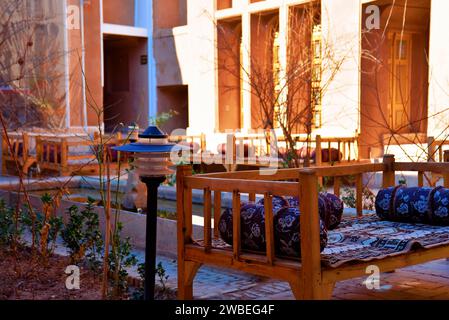 Cortile tradizionale dell'hotel Shaarbaf. Yazd, Iran. Splendido hotel risalente all'era Qajar (1925-1789), 200 anni o più. Foto Stock