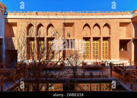 Cortile tradizionale dell'hotel Shaarbaf. Yazd, Iran. Splendido hotel risalente all'era Qajar (1925-1789), 200 anni o più. Vista della camera sul cortile Foto Stock