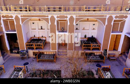 Cortile tradizionale dell'hotel Shaarbaf. Yazd, Iran. Splendido hotel risalente all'era Qajar (1925-1789), 200 anni o più. Foto Stock