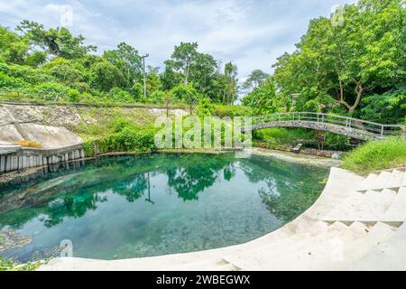 Bellissimo laghetto con acqua calda (chiamato Bo Nam Dueat) a Lop Buri, Thailandia. Foto Stock