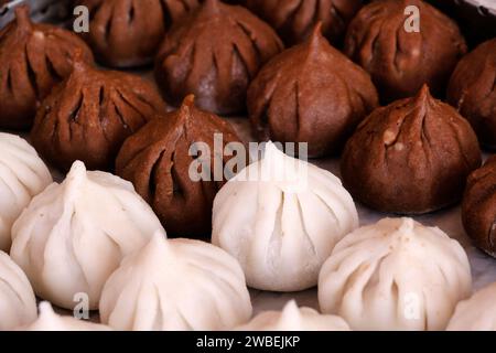 Ukadiche modak - a base di farina di riso e ripieno di jaggery di cocco, ricette del festival indiano modak preparate con ganesh chaturthi, utsav. Foto Stock