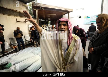 Rafah, Gaza. 9 gennaio 2024. Un palestinese piange la morte di parenti uccisi nei bombardamenti israeliani su una casa a Rafah, nella Striscia di Gaza meridionale, mercoledì 10 gennaio 2024. Più di 20.000 palestinesi sono morti durante il conflitto israelo-Gaza. Il Segretario di Stato degli Stati Uniti Antony Blinken è in Medio Oriente per proteggersi dall'allargamento della guerra. Foto di Ismael Mohamad/UPI credito: UPI/Alamy Live News Foto Stock