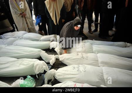 Rafah, Gaza. 9 gennaio 2024. I palestinesi piangono la morte di parenti uccisi in un bombardamento israeliano su una casa a Rafah, nella Striscia di Gaza meridionale, mercoledì 10 gennaio 2024. Più di 20.000 palestinesi sono morti durante il conflitto israelo-Gaza. Il Segretario di Stato degli Stati Uniti Antony Blinken è in Medio Oriente per proteggersi dall'allargamento della guerra. Foto di Ismael Mohamad/UPI credito: UPI/Alamy Live News Foto Stock