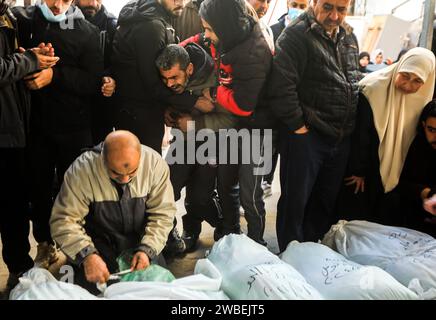 Rafah, Gaza. 9 gennaio 2024. I palestinesi piangono la morte di parenti uccisi in un bombardamento israeliano su una casa a Rafah, nella Striscia di Gaza meridionale, mercoledì 10 gennaio 2024. Più di 20.000 palestinesi sono morti durante il conflitto israelo-Gaza. Il Segretario di Stato degli Stati Uniti Antony Blinken è in Medio Oriente per proteggersi dall'allargamento della guerra. Foto di Ismael Mohamad/UPI credito: UPI/Alamy Live News Foto Stock