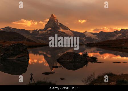 Tramonto con il suggestivo alpenglow sull'alta montagna del lago Stelisee, con la famosa vetta delle Alpi Matterhorn, Zermatt, Svizzera Foto Stock