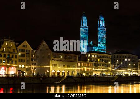 Zurigo, Svizzera - 02. Gennaio 2022: Il nuovo anno mostra di luci nel centro di Zurigo con bellissimi motivi grafici proiettati sulla chiesa Grossmünst Foto Stock