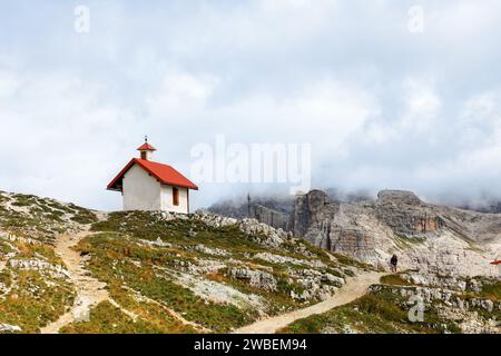 Dolomiti, Italia - Augutst 20. 2022: Chapell San Bernardo di Mentone nella nebbia di fine estate nel Parco Nazionale tre Cime di Lavaredo con rifugio Loc Foto Stock