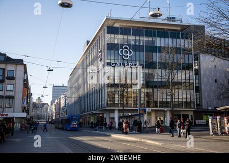 Kassel, Germania, 10 gennaio 2023, la catena di grandi magazzini Galeria Karstadt Kaufhof ha presentato istanza di fallimento per la terza volta dal maggio 2020, la chiusura dei grandi magazzini a Kassel è attualmente esclusa, ma i dipendenti sono ancora incerti, credito: Karsten Socher fotografie/Alamy Live News Foto Stock