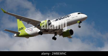 Tenerife, Spagna 7 gennaio 2024. Airbus A220-300 Air Baltic Airlines vola nel cielo blu. Atterraggio all'aeroporto di Tenerife Foto Stock