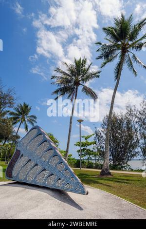 Telescopus, una grande scultura a conchiglia sull'Esplanade a Cairns, Queensland, Australia Foto Stock