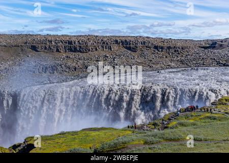 Vatnajokull, Islanda: 31 luglio 2023: Gente sul bordo della scogliera cascata Dettifoss nel nord-est dell'Islanda. Dettifoss è una cascata del Vatnajokull National P. Foto Stock