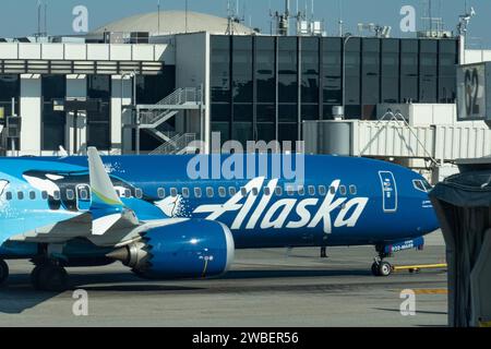 *FILE PHOTO* 10 gennaio 2024. Aeroporto internazionale di Los Angeles, Stati Uniti. Sulla scia del recente incidente del Boeing 737-900 Max dell'Alaska Airlines, in cui una porta di emergenza del tipo "plug" è esplosa a 000 piedi, provocando un immediato collegamento a terra di tutti gli aerei Alaska Air B737-900 Max, la compagnia aerea ha anche messo a terra tutti gli aerei B737-800 Max, avvistando bulloni allentati, a cui è fissato il tipo di spina per. NELLA FOTO: Aeromobile Alaska Airlines Boeing 737-800 Max visto sull'asfalto dell'aeroporto internazionale di Los Angeles (LAX). Data foto: 25 settembre 2023. Crediti: Colin D Fisher/Alamy Live News. Foto Stock