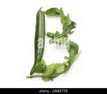 Lettera B a base di insalata verde e peperoncino alfabetico ABC maiuscola fatta di peperoncino, peperoni, per testo, enciclopedia, libro di cucina, cucina Foto Stock