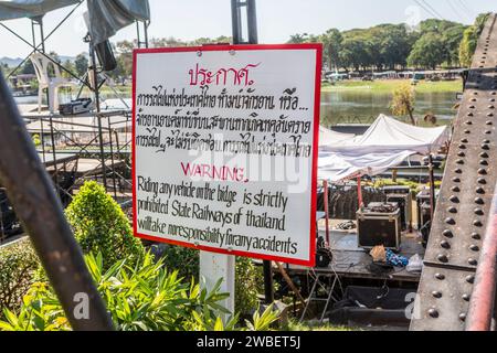 Un segnale di avvertimento sul ponte sul fiume Kwai, Kanchanaburi, Thailandia. Foto Stock