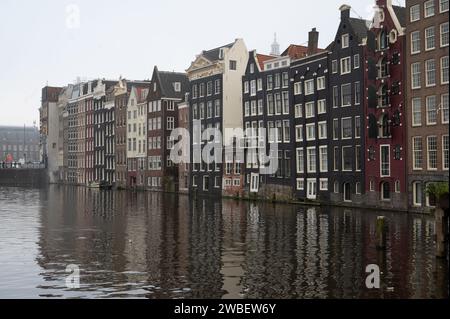 Bellissimi canali e stretti edifici ad Amsterdam Foto Stock