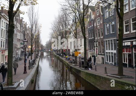 Bellissimi canali e stretti edifici ad Amsterdam Foto Stock