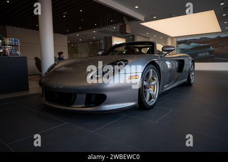 La vista frontale di una Porsche Carrera GT argentata Foto Stock