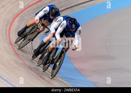 Apeldoorn, Paesi Bassi. 10 gennaio 2024. APELDOORN, PAESI BASSI - 8 GENNAIO: Florian Grengbo di Francia, Rayan Helal di Francia e Sebastien Vigier di Francia che gareggiano nel Team Sprint maschile durante il giorno 1 dei Campionati europei UEC Track Elite 2024 a Omnisport l'8 gennaio 2024 ad Apeldoorn, Paesi Bassi. (Foto di Joris Verwijst/Agenzia BSR) credito: Agenzia BSR/Alamy Live News Foto Stock