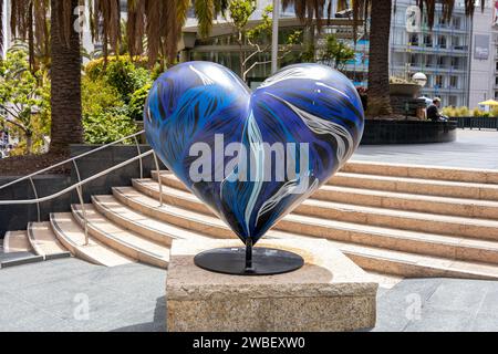 SF General Hospital Foundation Decorative Hearts Art Sculpture San Francisco, 24 giugno 2023 artista Ari Takata-Vasquez intitolato emerge Foto Stock