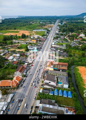 Vista aerea della località turistica di Bang Niang e Nangthong nell'area di Khao Lak nella Thailandia occidentale Foto Stock