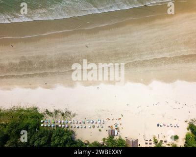 Vista dall'alto di un piccolo bar sulla spiaggia e ombrelloni su una grande spiaggia tropicale (Memories Beach, Khao Lak, Thailandia) Foto Stock