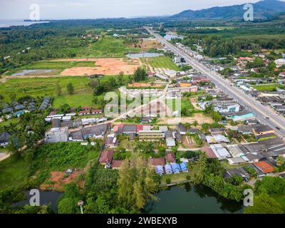 Vista aerea della località turistica di Bang Niang e Nangthong nell'area di Khao Lak nella Thailandia occidentale Foto Stock