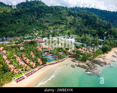 Vista aerea di hotel e resort vicino alla spiaggia tropicale di Nangthong a Khao Lak, Thailandia Foto Stock
